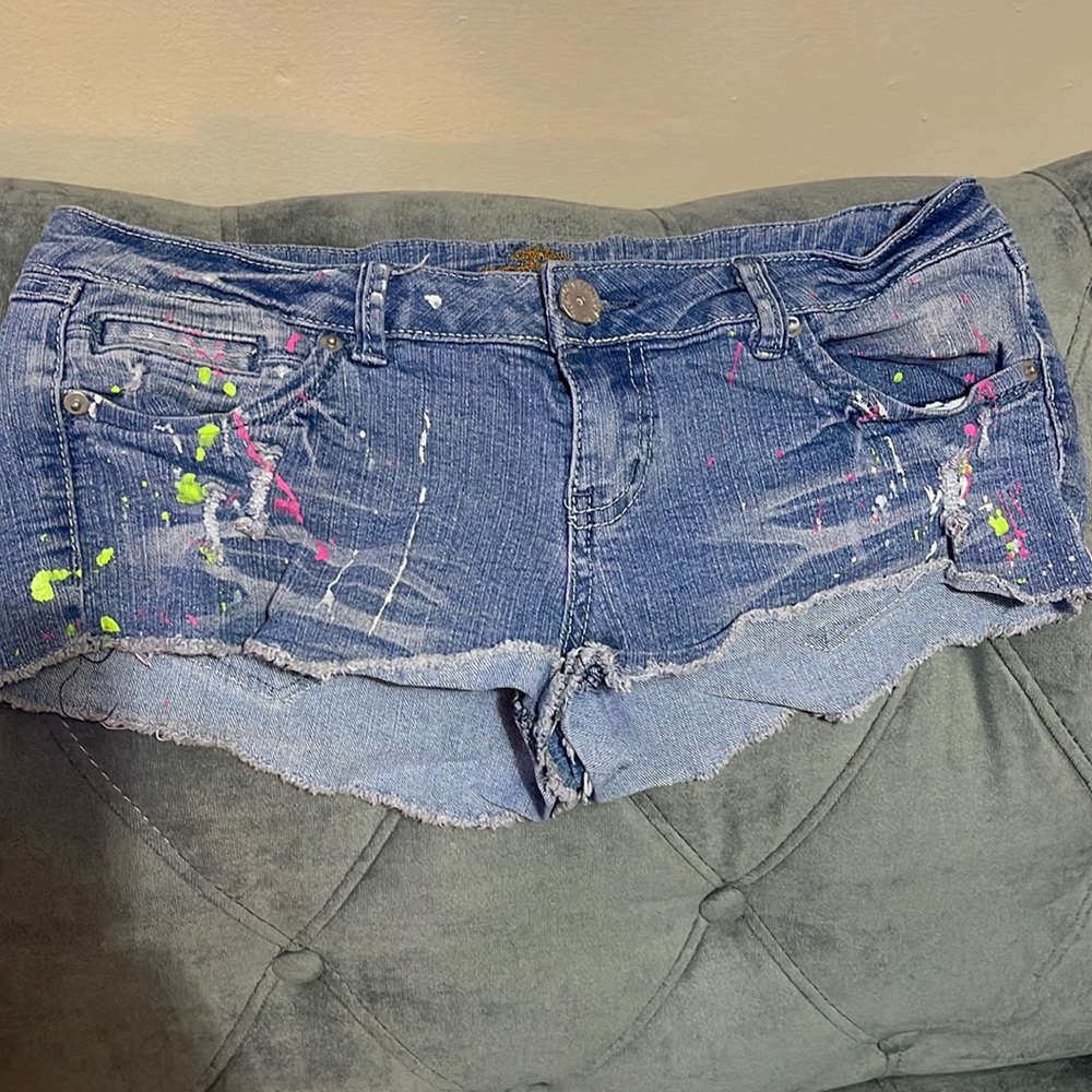 Scattered paint daisy shorts